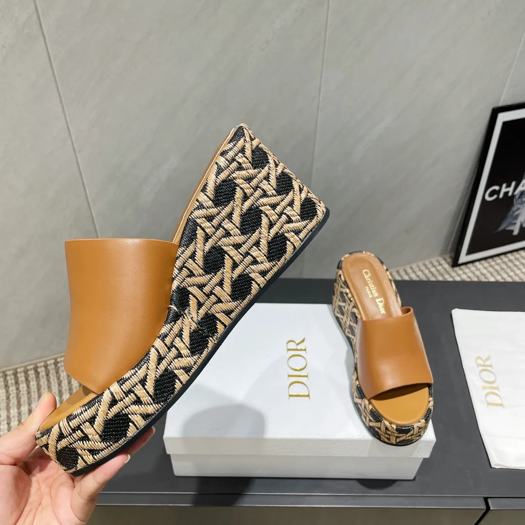 💕💕Factory direct selling price p540💕💕 (Top version) Dior 25ss summer high version new sandals. [Round-toe thick-soled sandals] Simple and super versatile. Perfect and luxurious on the feet, can be matched with spring and summer clothes. The foot feels even more comfortable! The material is a perfect replica of the original version. Original disassembly and molding. ❶Material: original customized cowhide ❷Inner lining: original customized sheepskin ❸Feet: original customized sheepskin ❹Outsole: original non-slip slope heel outsole ❺Heel height: 9cm ❻Packaging: original full set of packaging ❼Number of yards: 36-39 (40.41. Customization is not returnable) ☀Color: Official website updated simultaneously